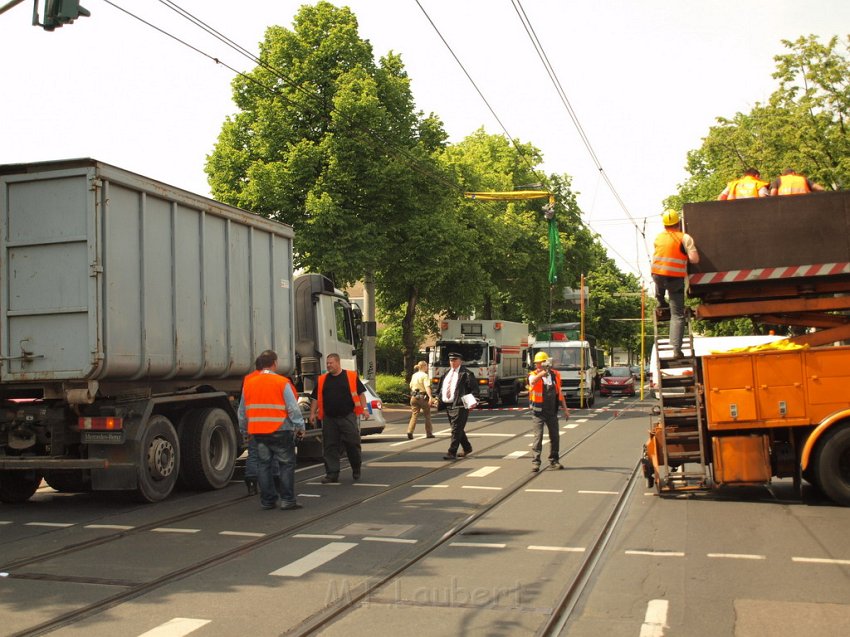 LKW riss Oberleitung ab Koeln Deutz Am Schnellert Siegburgerstr P136.JPG